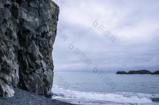 有暴风雨的天气向指已提到的人Kirkjufjara海滩.南方海岸关于冰岛,