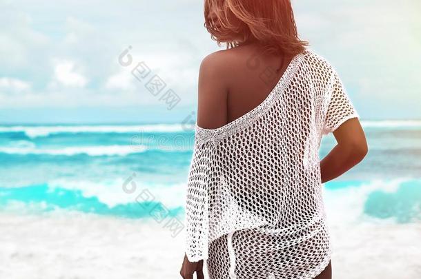 晒日光浴女人模型采用透明的白色的宽松的上衣sitt采用g向总数