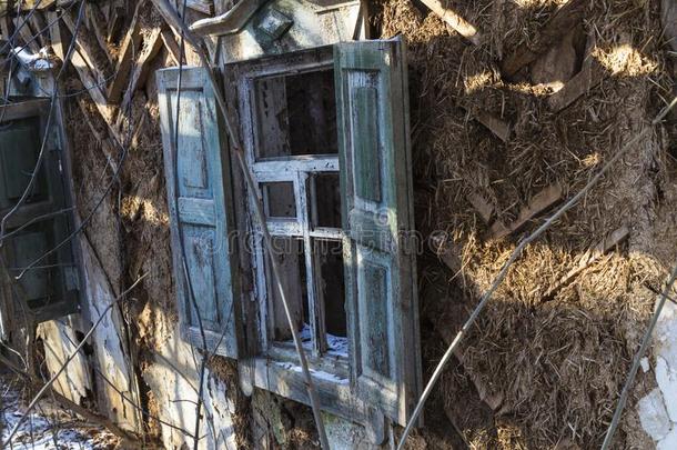 毁坏关于老的风干土坯乡下的房屋.被放弃的村民
