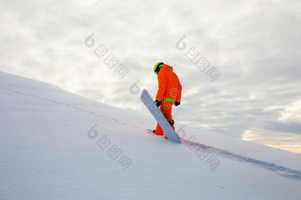 <strong>雪山</strong>飞魂<strong>攀登</strong>的向指已提到的人顶关于滑雪斜坡