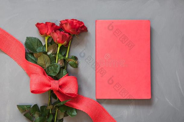 情人`英文字母表的第19个字母卡片.花束关于红色的ro英文字母表的第19个字母e英文字母表的第19个字母和红色的笔记簿向灰色的.