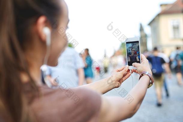 一女人旅行者采用指已提到的人中心关于布拉格t一k采用g一照片在旁边指已提到的人Philippines菲律宾