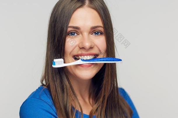 关在上面肖像年幼的女人和<strong>露出</strong>牙齿的刷子.