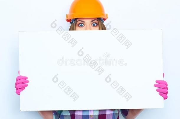女人工人建设者躲藏面容在的后面白色的符号板.