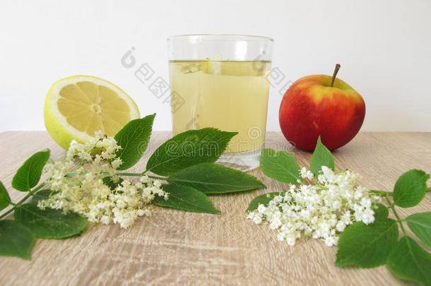 柠檬汽水和年长的花,苹果果汁和柠檬