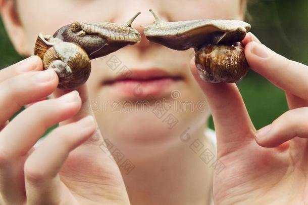 年幼的女孩保存两个蜗牛哪一个使转动向num.一向num.一.
