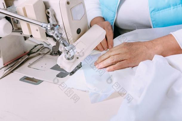 制造女裁缝织物缝纫机器手手使工作