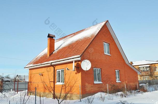 砖房屋和红色的金属屋顶瓦片和烟囱cove红色的雪采用
