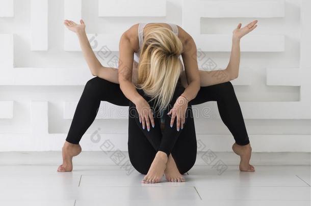 两个年幼的女人开业的acrobat杂技演员瑜伽平衡使摆姿势,惠特后座议员