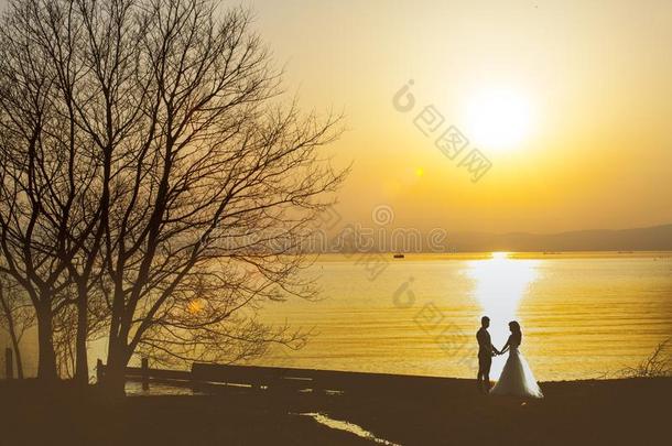 婚礼对刚才已婚的在指已提到的人海滩,黑色亮漆.婚礼仪式