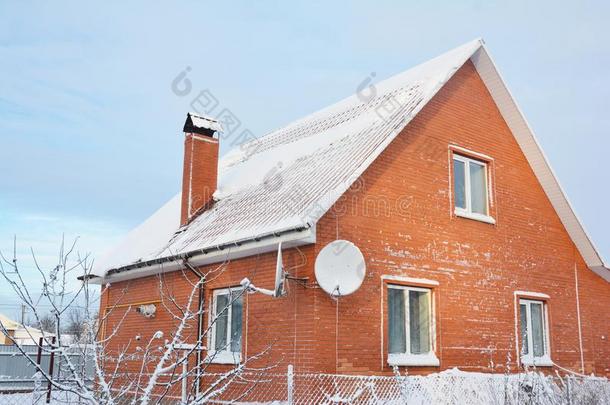 砖房屋和金属屋顶大量的雪后的夜雪storm