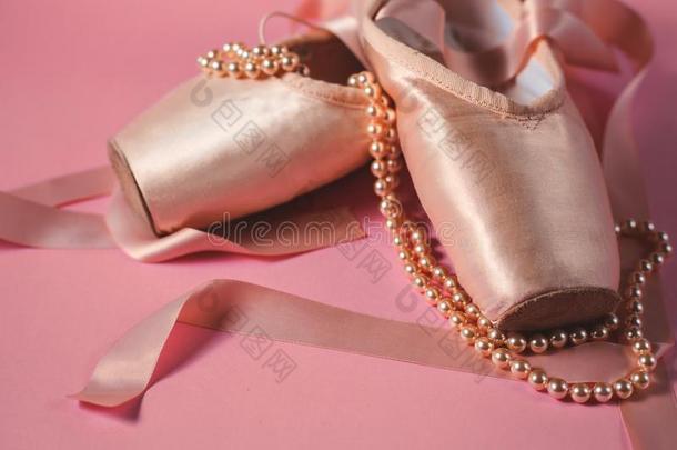 芭蕾舞鞋子向粉红色的背景