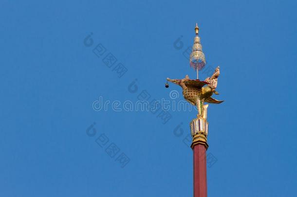 ThaiAirwaysInternational泰航国际方式金色的鸟灯雕像和蓝色天