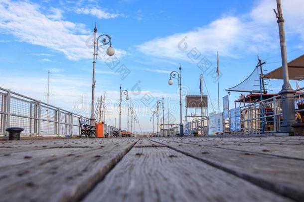 木制的台为用木板铺成的小道在莱梅索斯码头,塞浦路斯.蓝色天