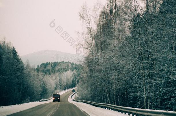 下雪的冬路经过冷冻的森林后的雨夹雪或雹.寒冷的天气,