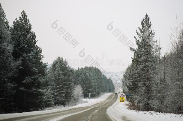 下雪的冬路经过冷冻的森林后的<strong>雨夹雪</strong>或雹.寒冷的<strong>天气</strong>,