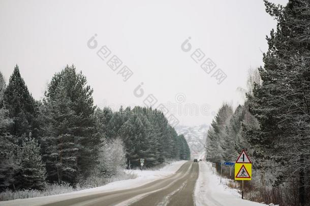 下雪的冬路经过冷冻的森林后的雨夹雪或雹.寒冷的天气,