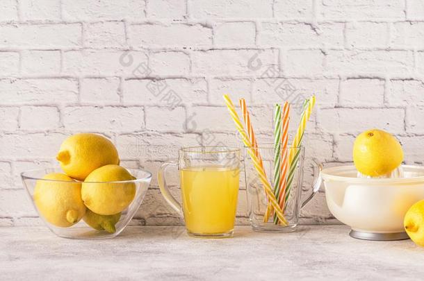 柠檬和榨汁器为制造柠檬果汁.