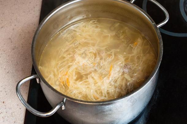 甘蓝汤和焦虑不安的德国泡菜的一种采用长柄炖锅