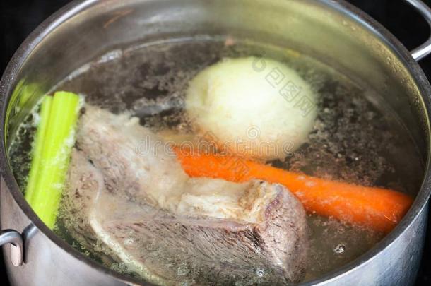 炎热的牛肉肉汤采用钢长柄炖锅关在上面