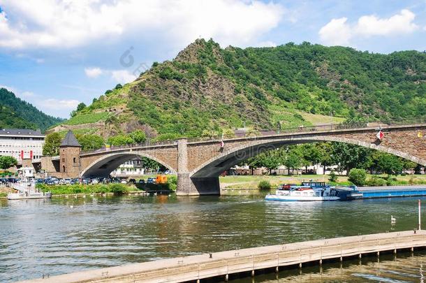 桥越过法国摩泽尔<strong>河流域</strong>产白葡萄酒<strong>河</strong>采用科赫姆
