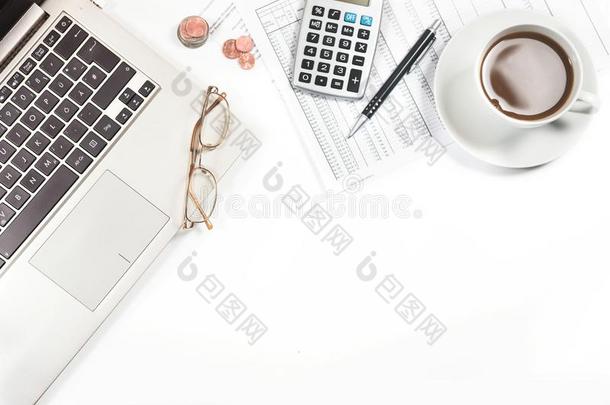 便携式电脑,印刷的财政的报告和数字乘法表,计算器