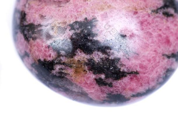 蔷薇辉石磨光的手掌石头从马达加斯加岛