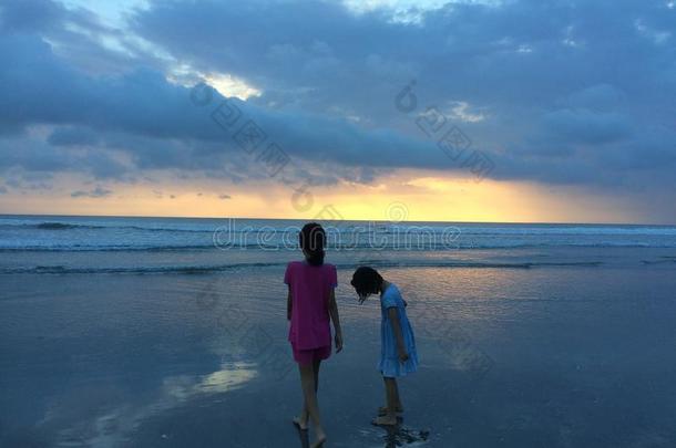 小孩向日落海滩
