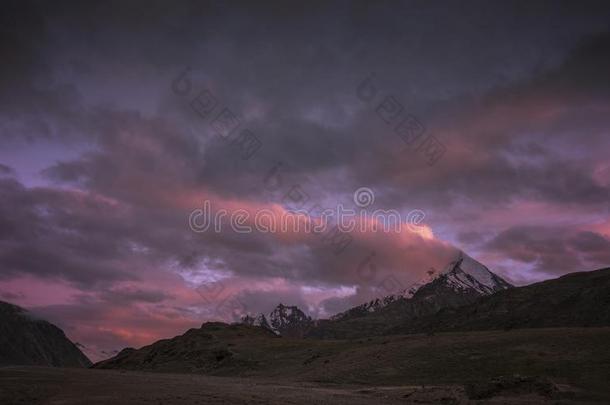 日落越过喜马拉雅山脉在近处chandrataal湖采用斯皮蒂山谷
