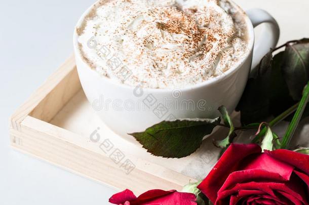 早餐咖啡豆爱心红色的玫瑰镶嵌和白色的马克杯和