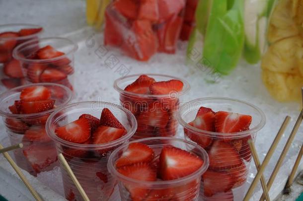 新鲜的草莓采用准备好的向吃包装在大街货摊摊贩