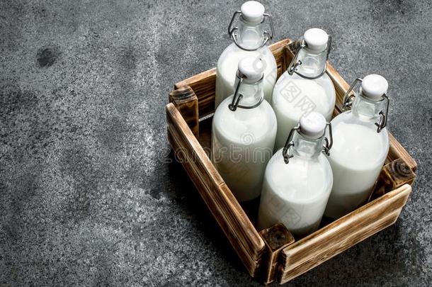 瓶子关于新鲜的奶采用一老的盒.