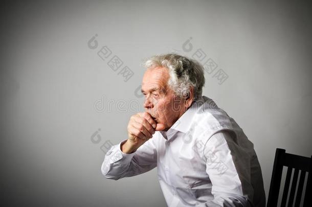老的男人采用白色的是（be的三单形式cough采用g