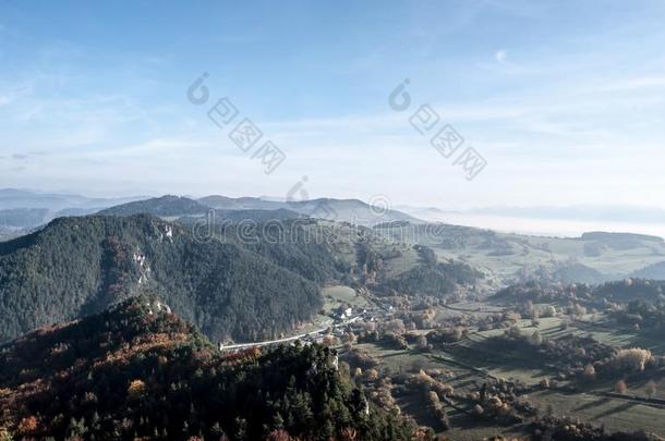 秋山乡村和小山,草地,富有色彩的森林