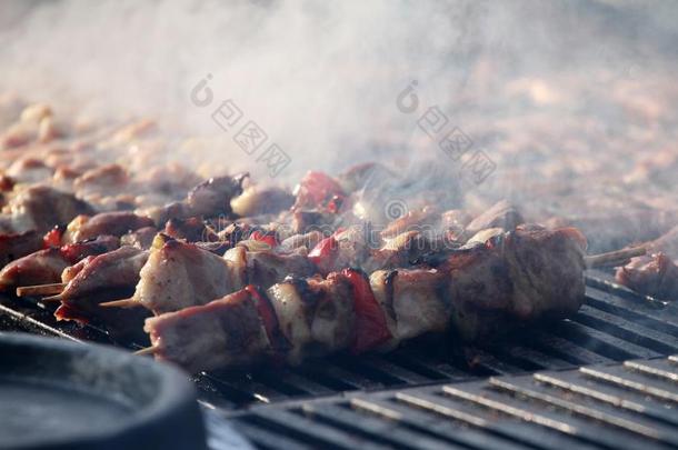 烤腌羊肉串向木制的串肉扦向烧烤.烤肉串或沙什里克â肉