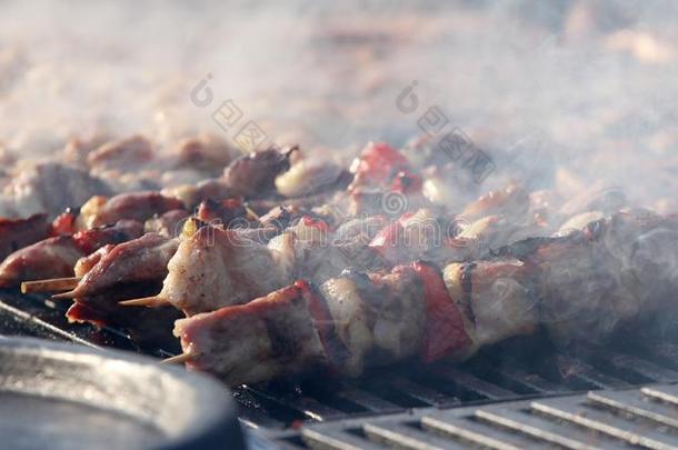 烤腌羊肉串向木制的串肉扦向烧烤.烤肉串或沙什里克â肉