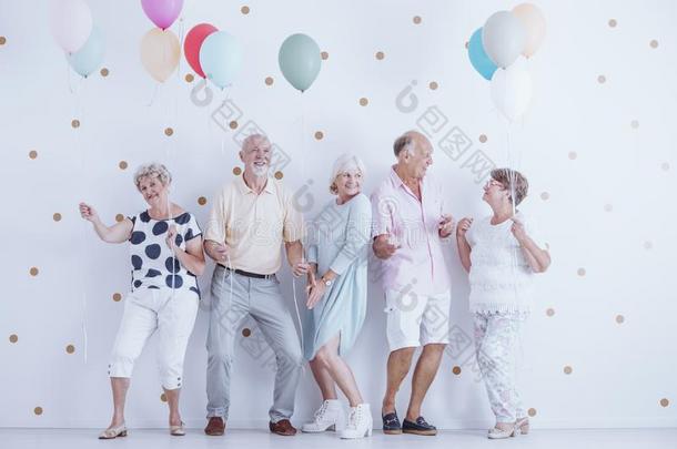 <strong>领取</strong>退休、养老金或抚恤金的人跳舞在社交聚会