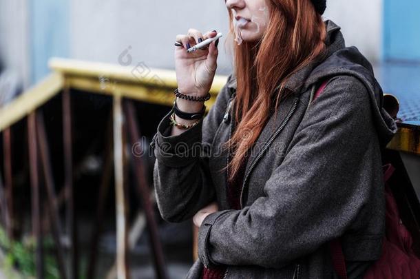 十几岁的青少年吸烟纸烟