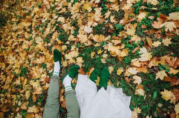 男孩和女孩躺秋绿色的鞋子