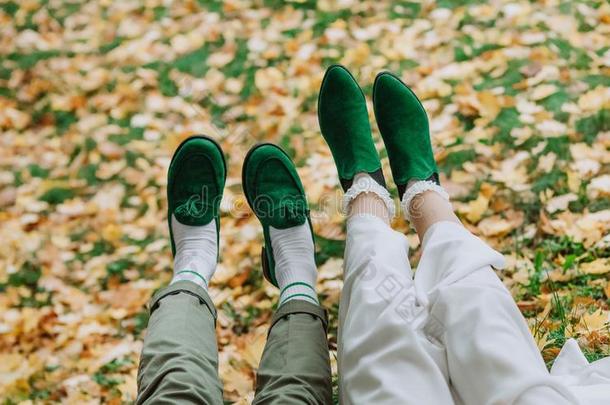 男孩和女孩躺秋绿色的鞋子白色的短袜