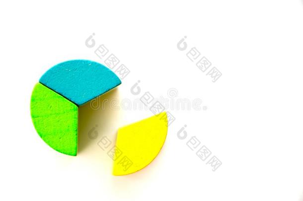 富有色彩的木制的玩具块<strong>履行</strong>同样地圆形的形状