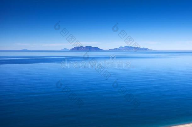 伊莱岛采用伊特鲁里亚的海,西西里岛