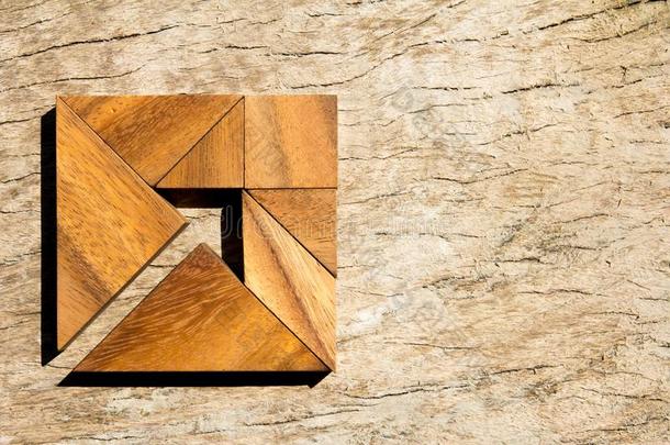<strong>七巧</strong>板使迷惑同样地矢采用正方形形状向木材背景