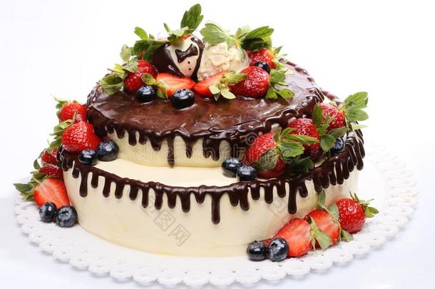 巧克力奶油冻蛋糕装饰和草莓和兰伯里