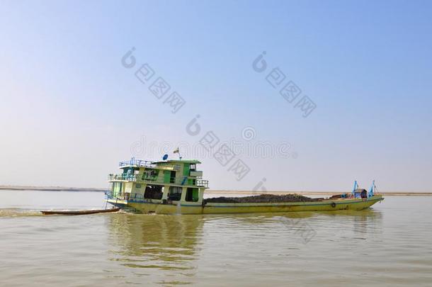 小船运送向伊洛瓦底江河采用缅甸