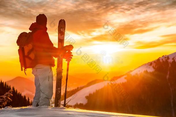 穷乡僻壤滑雪的人起立向顶关于指已提到的人山向注视指已提到的人
