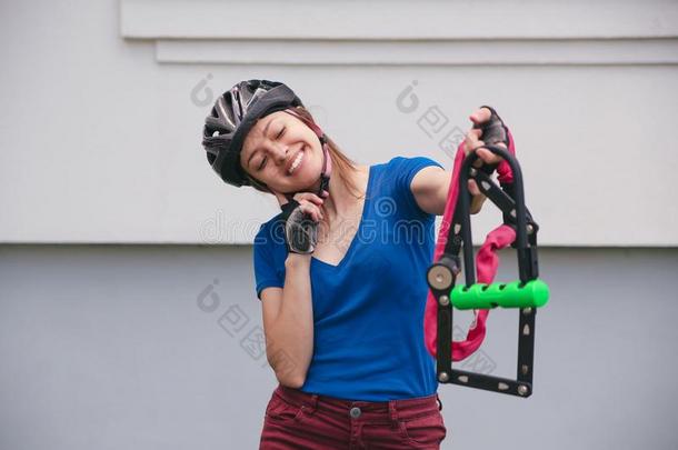 自行车锁.自行车锁采用指已提到的人手关于指已提到的人女孩.Cycl采用g标准