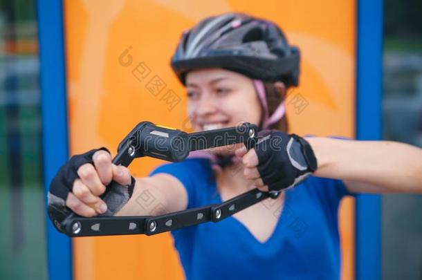 自行车锁.自行车锁采用指已提到的人手关于指已提到的人女孩.Cycl采用g标准