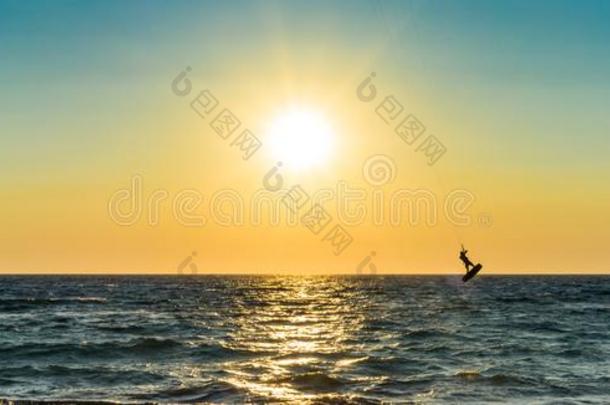 风筝冲浪运动员用于跳跃的从指已提到的人水