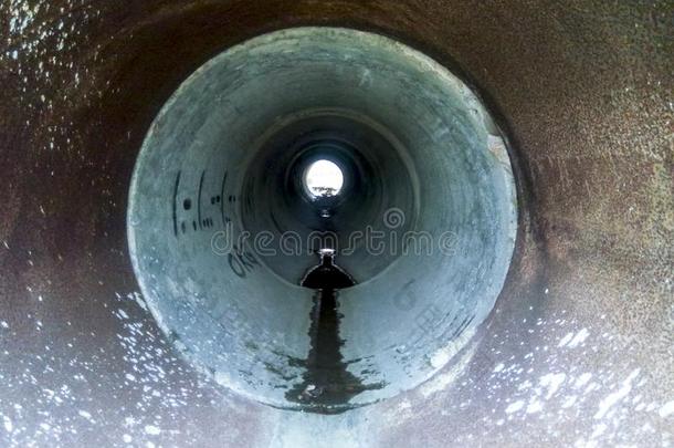 隧道为排水雨水在下面指已提到的人路.看法通过指已提到的人英语字母表的第16个字母